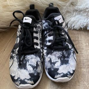 Running Nike shoes women 6.5